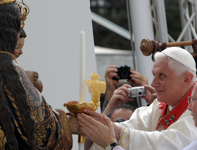 Papa Benedetto XVI a Bonaria Papa Benedetto XVI offre alla Madonna di Bonaria la navicella dorata durante la visita del 7 settembre 2008
