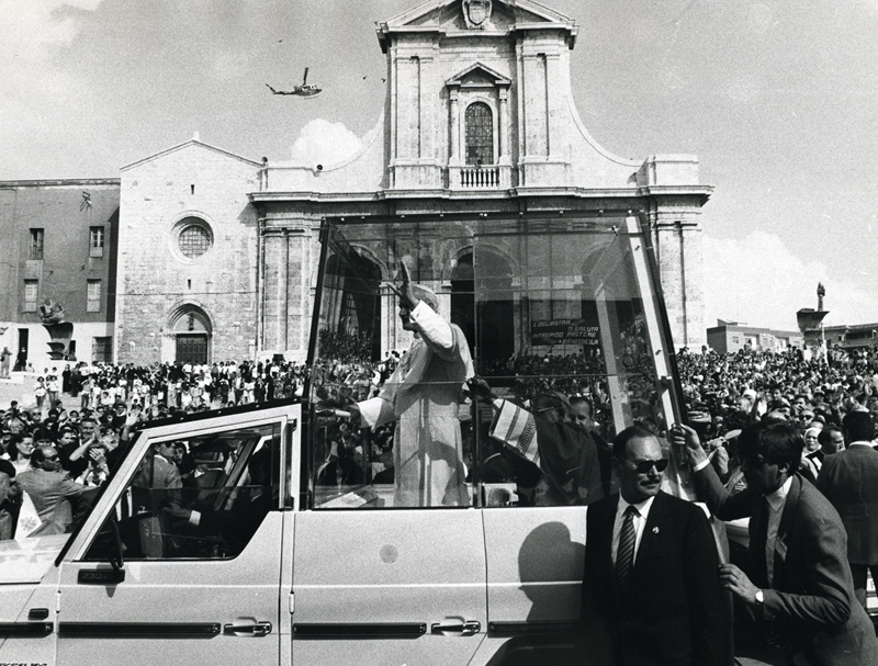 Papa Giovanni Paolo II a Bonaria Papa Giovanni Paolo II saluta i fedeli dalla Papamobile davanti alla Basilica di Nostra Signora di Bonaria durante la visita del 19 settembre 1985