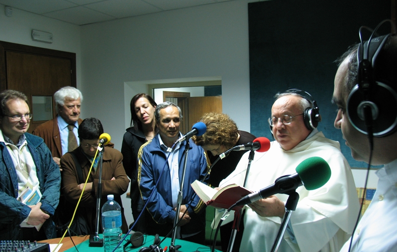 Padre Salvatore Mura benedice i nuovi locali di Radio Bonaria il 20 novembre 2006