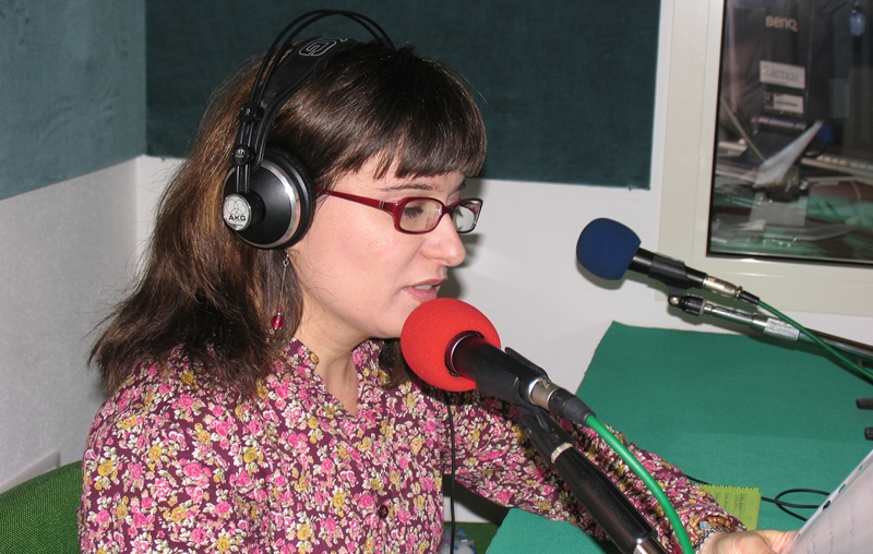 Daniela Salis durante una registrazione negli studi di Radio Bonaria
