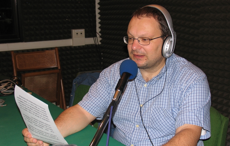 Daniele Di Rosa negli studi di Radio Bonaria durante una registrazione