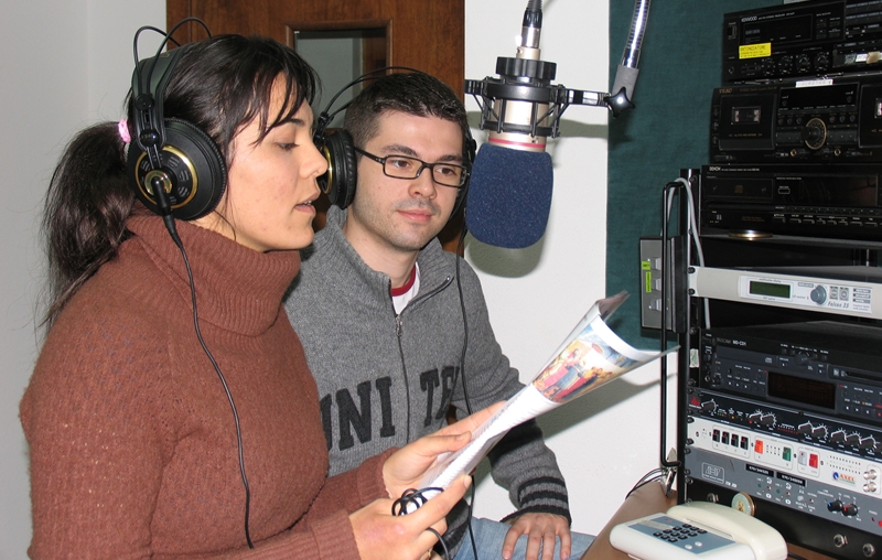 Fabio Picciau e Gabriella Escana in diretta dalla regia di Radio Bonaria