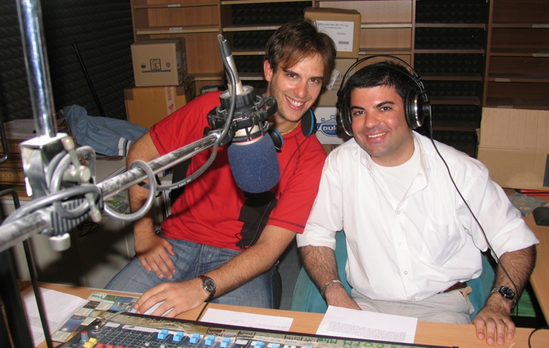 Fabrizio Olivari e Marco Duò durante una diretta negli studi di Radio Bonaria prima durante il trasloco nella nuova sede