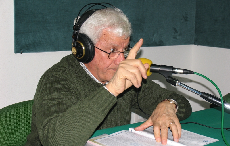 Luciano Savastano durante la registrazione del suo programma negli studi di Radio Bonaria