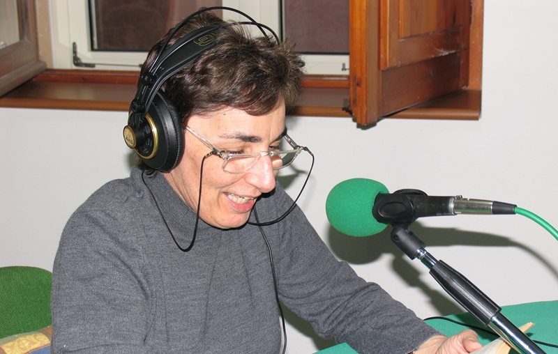 Maria Vittoria Pinna durante una registrazione negli studi di Radio Bonaria