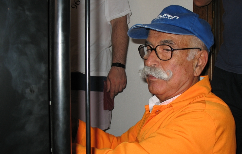 Paolo Pala a lavoro durante il trasferimento nei nuovi locali di Radio Bonaria